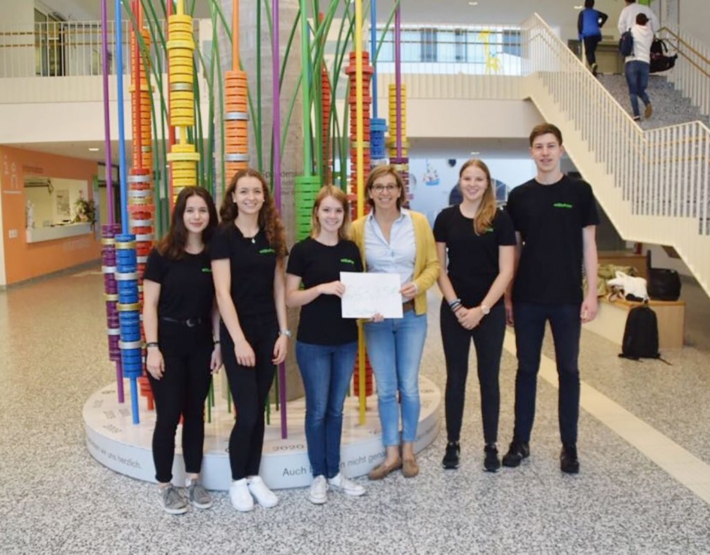 Schülerfirma des Otto-Hahn-Gymnasiums überreicht Spende