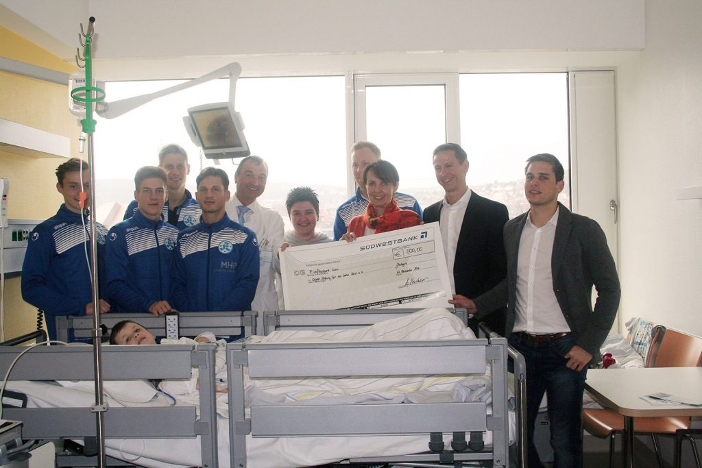 Spieler der Stuttgarter Kickers zu Besuch im Olgahospital