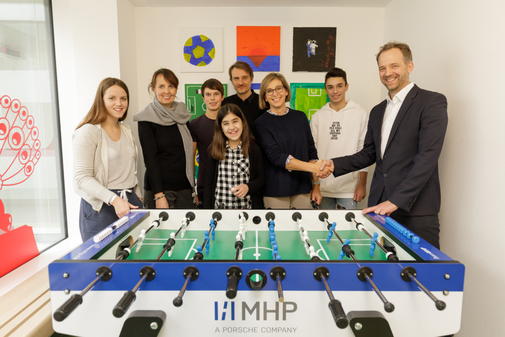 Porsche spendet Tischkicker