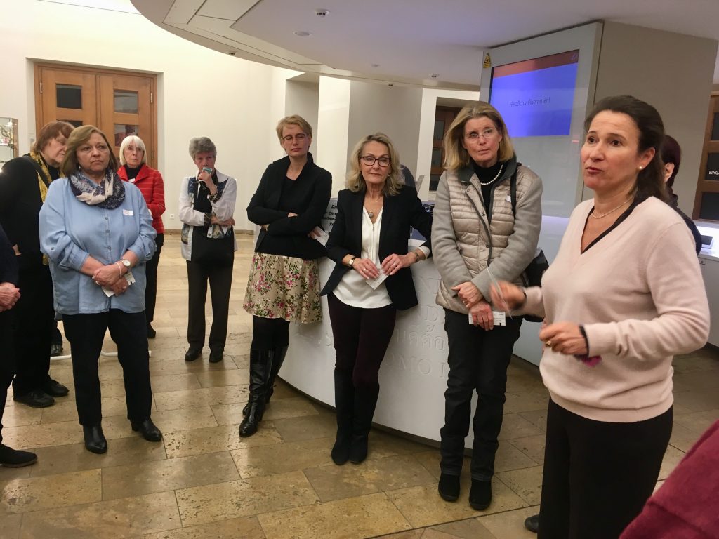 Führung für die ehrenamtlichen Mitarbeiterinnen und Mitarbeiter im Linden Museum