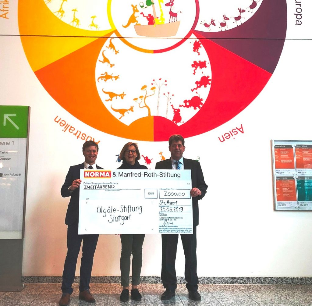 Firma Norma aus Eutingen kommt mit einem Scheck zu Besuch