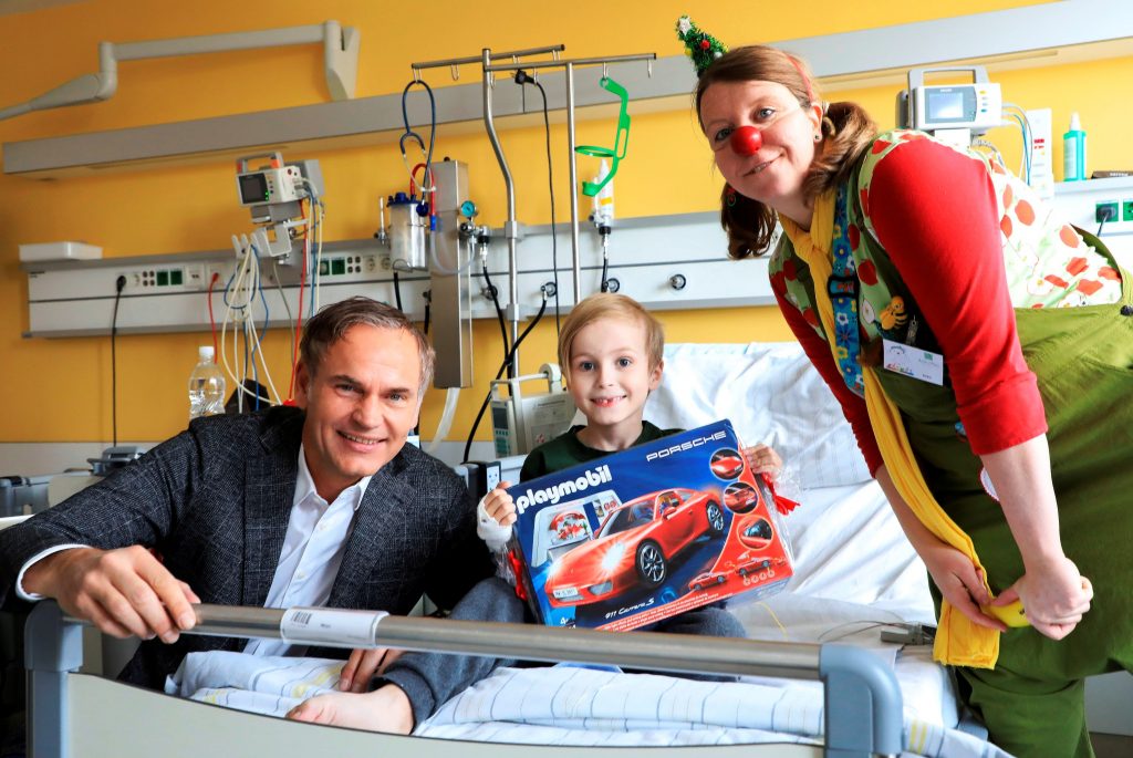 Sportwagen Hersteller spendet Spielwaren für die Olgäle-Stiftung , Porsche-Chef Oliver Blume zu Besuch