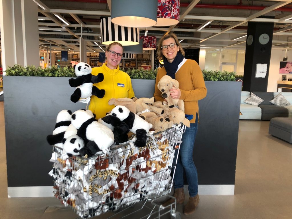 IKEA Ludwigsburg spendet Kuscheltiere für die kranken Kinder