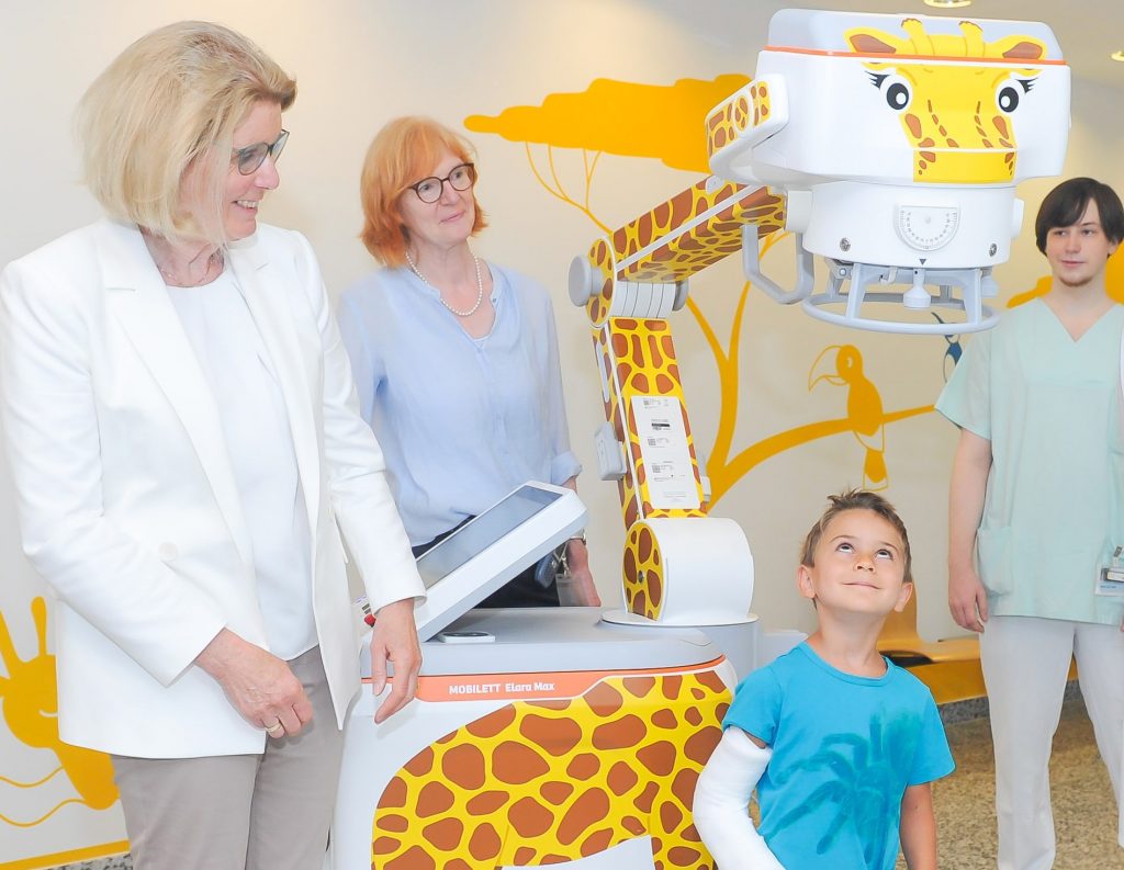 Die Giraffe auf der Kinderintensivstation – Olgäle-Stiftung übergibt mobile Röntgengeräte an Klinikum Stuttgart