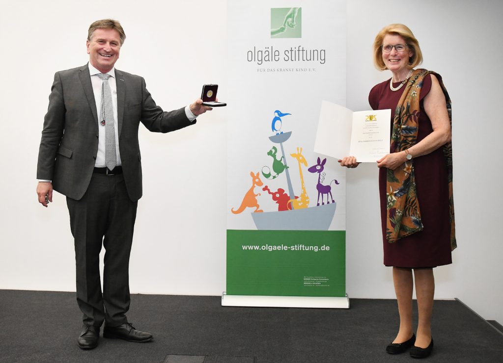 Stuttgart, BW Bank, Verleihung der Staufer-Medaille an Frau Dr. Stefanie Schuster - Präsidentin der Olgäle-Stiftung für das kranke Kind e.V., Festakt
Fotograf: Günter E. Bergmann - Photography
Aufnahmedatum: 16.09.2020
