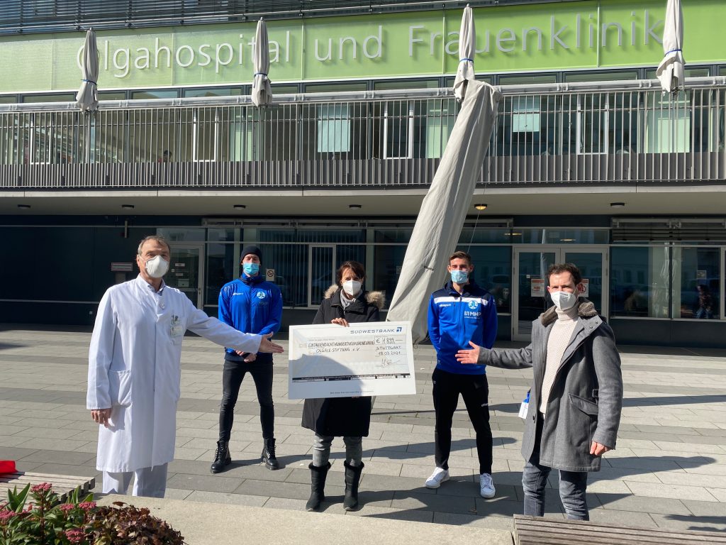 Stuttgarter Kickers besuchen das Olgäle und spenden für die kranken Kinder