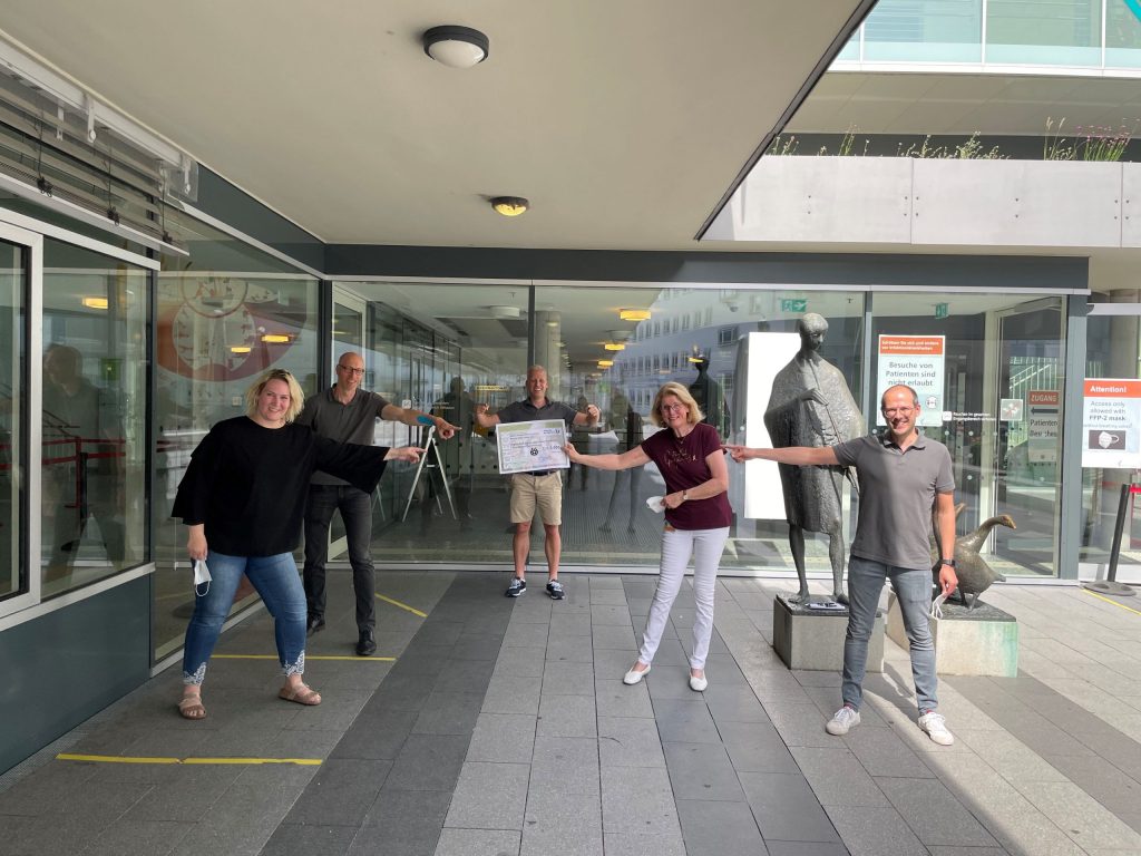 „Montagskicker e.V.“ und „Stiftung Allianz für Kinder“ spenden für die Theatertherapie