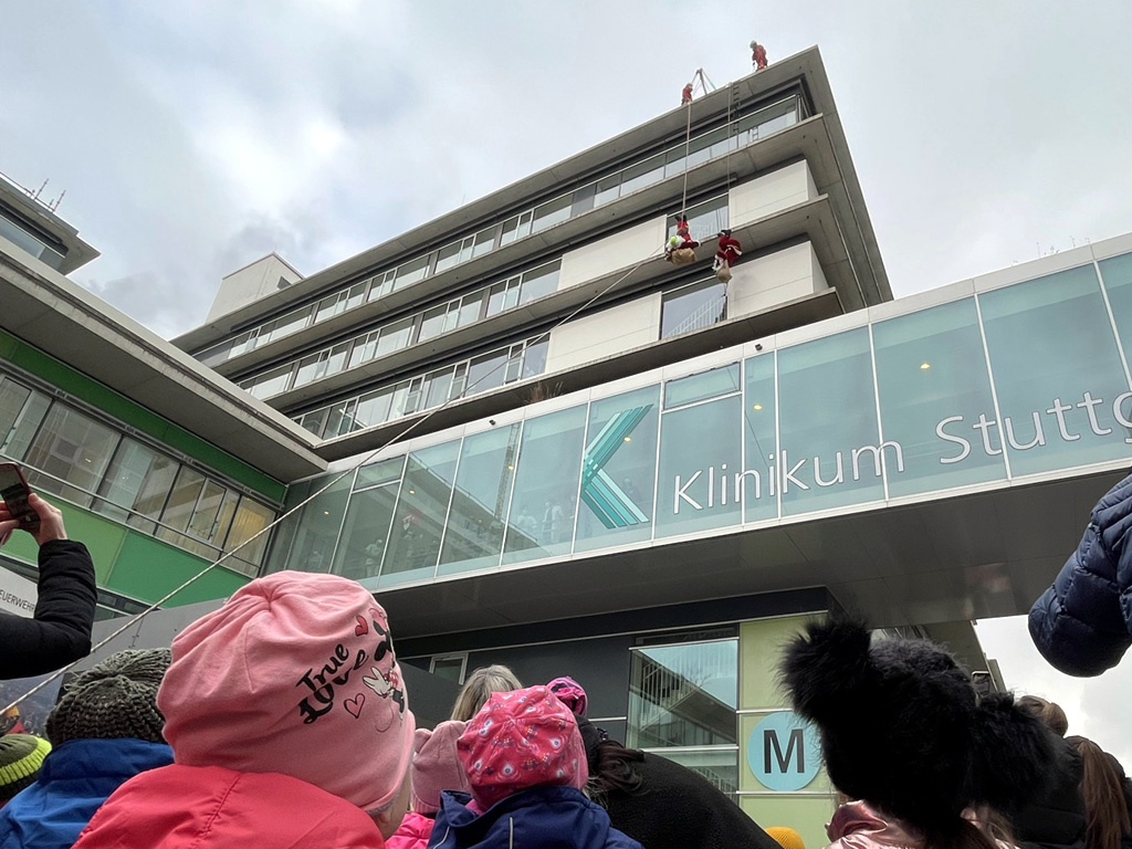 Höhenretter der Feuerwehr als Nikolaus