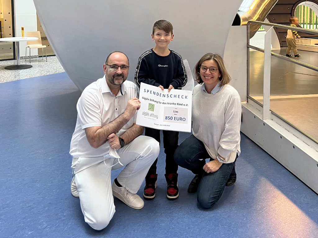 Der 12-jährige Patient Lias bastelt für den guten Zweck