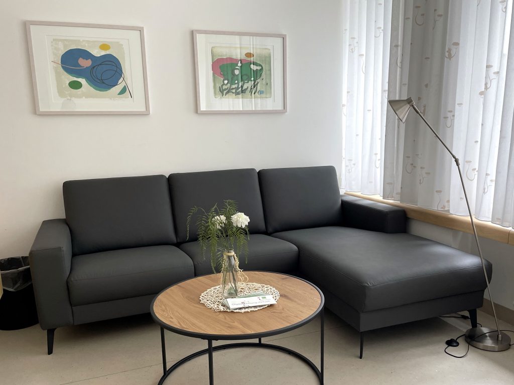 Gemütliche Sitzecke für Eltern der Kinderintensivstation