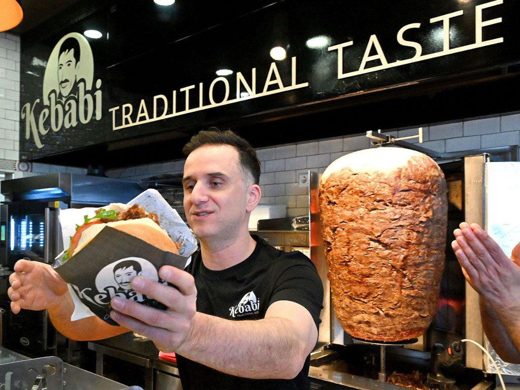 Özcan Cosar serviert „Döner for Charity“